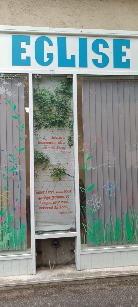Vitrines décorées avec des versets bibliques