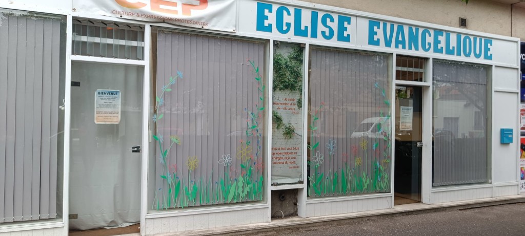 Entrée de l'église avec affiche Bienvenue