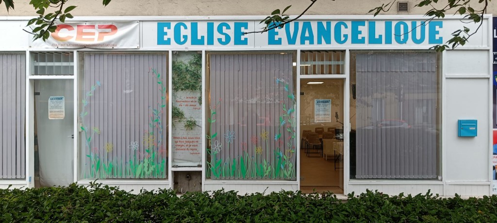 Vue extérieure de l'église avec porte ouverte