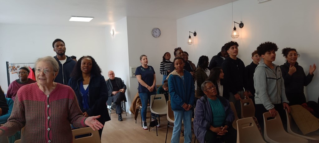 Communauté réunie pour la louange